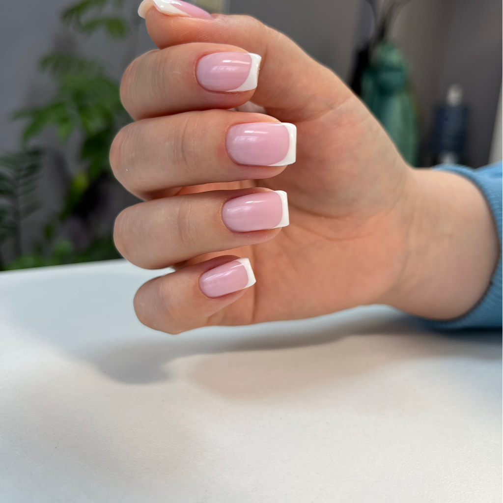 маникюр с покрытием гель-лака и дизайн френч