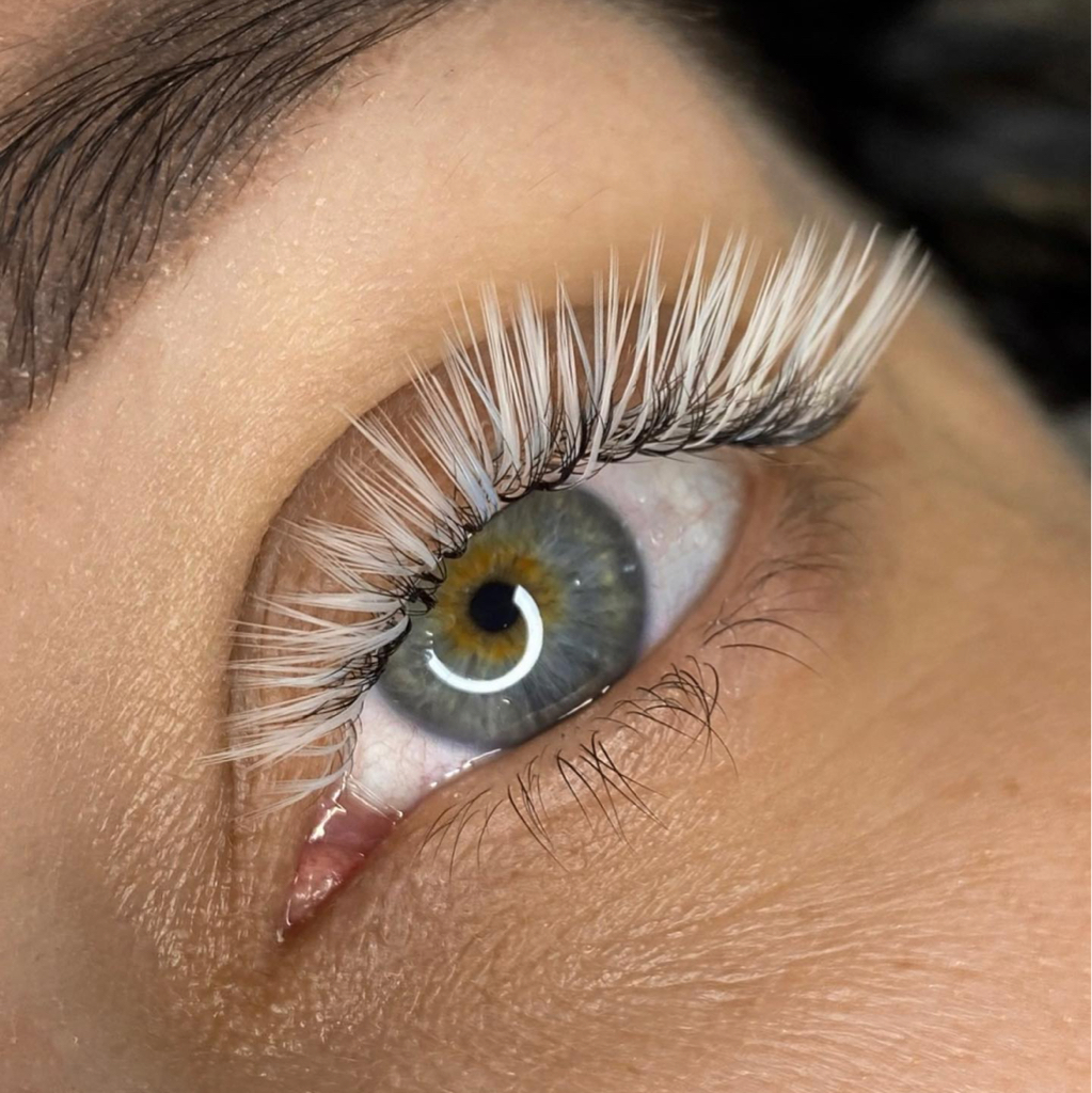 Наращивание цветными ресницами