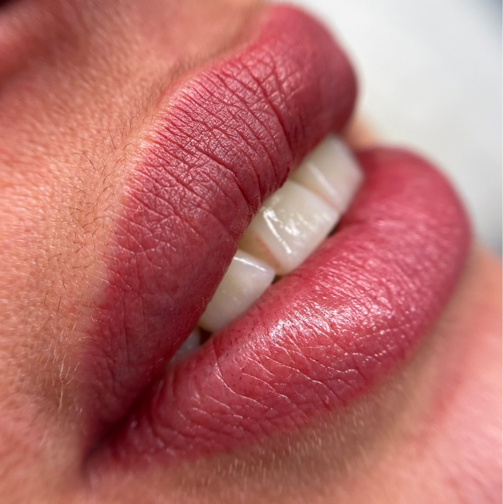 Губы. Перманентный макияж  Первичная процедура