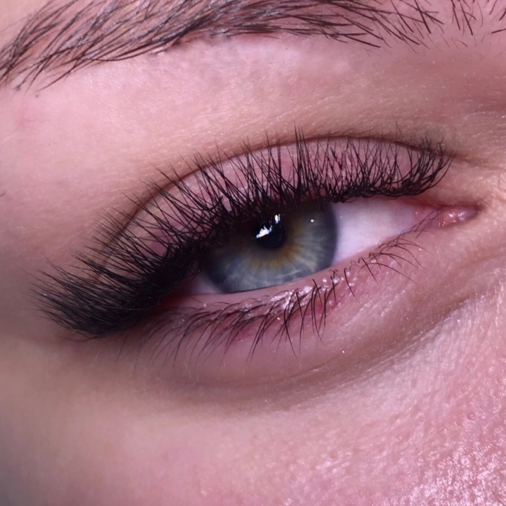 наращивание ресниц классика