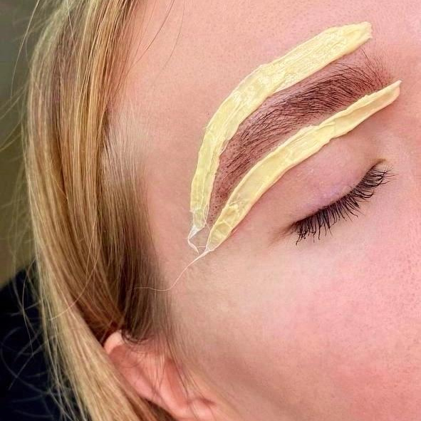 Коррекция бровей воском/пинцетом (без окрашивания) + прореживание при необходимости