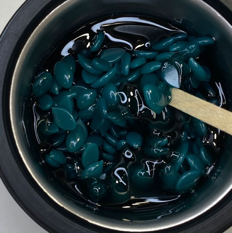 Коррекция бровей снаружи формы при помощи пинцета и воска