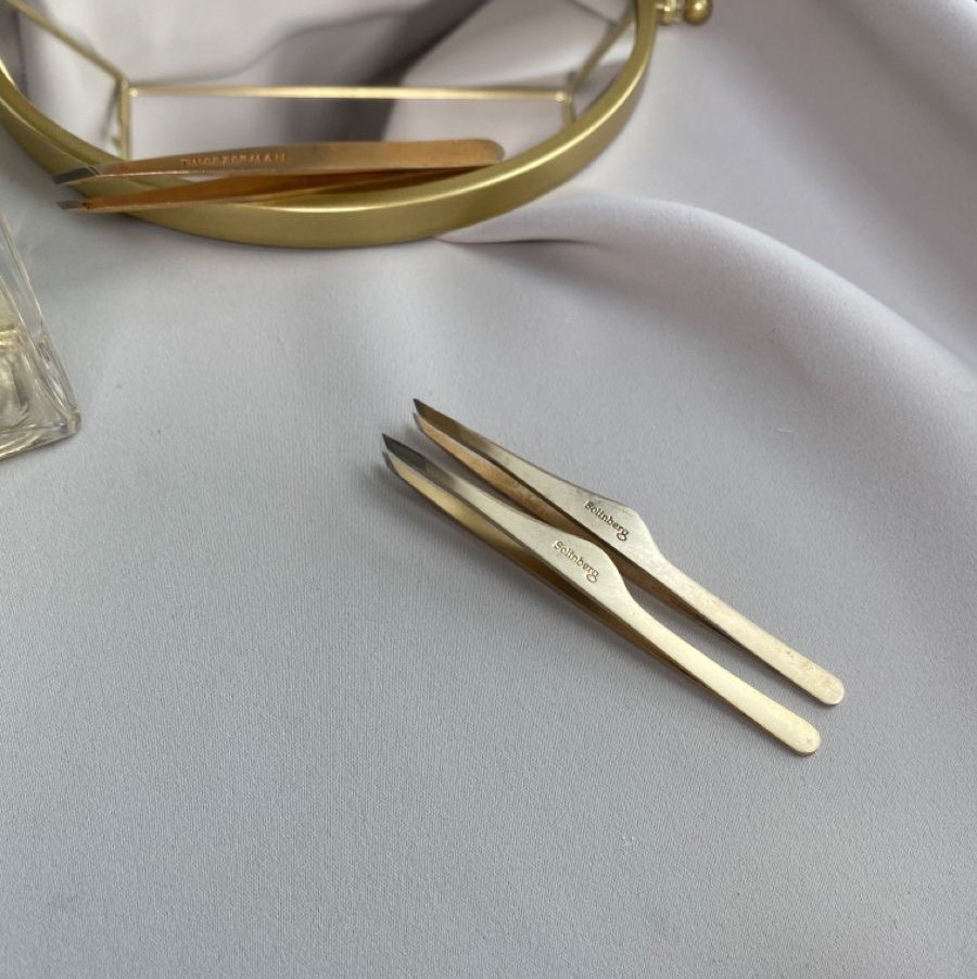 Коррекция бровей внутри формы при помощи пинцета