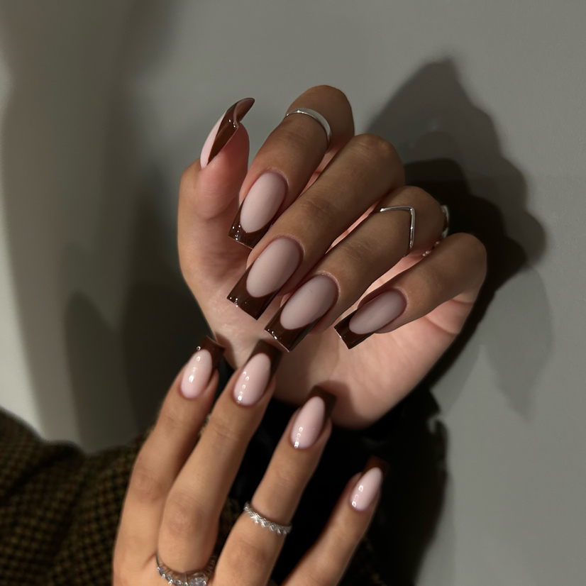 Маникюр+покрытие френч+выстраивание архитектуры или укрепление ногтевой пластины средней длиныбез особенностей.