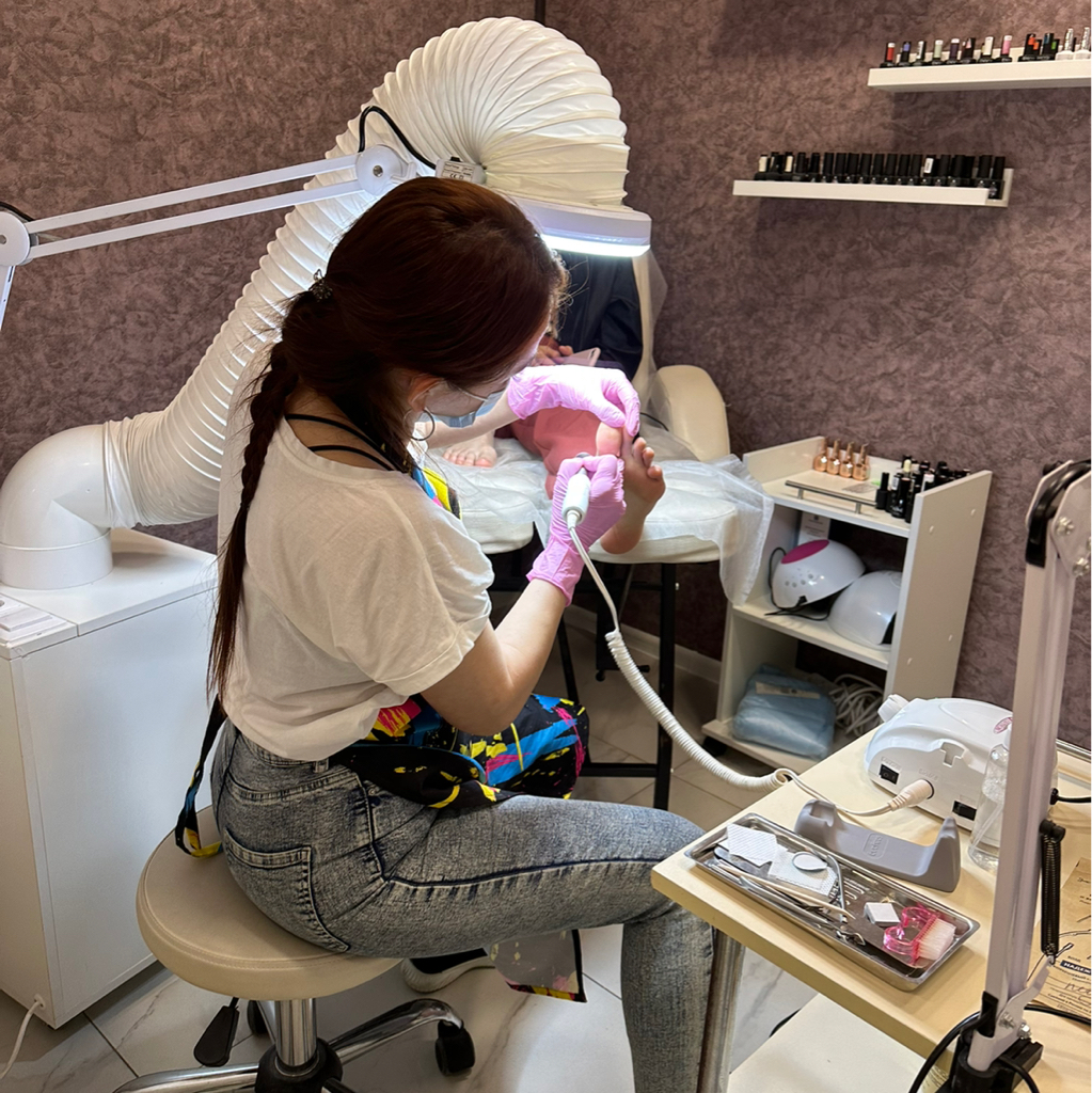 Полный педикюр с покрытием гель-лак с «Golden Trace”