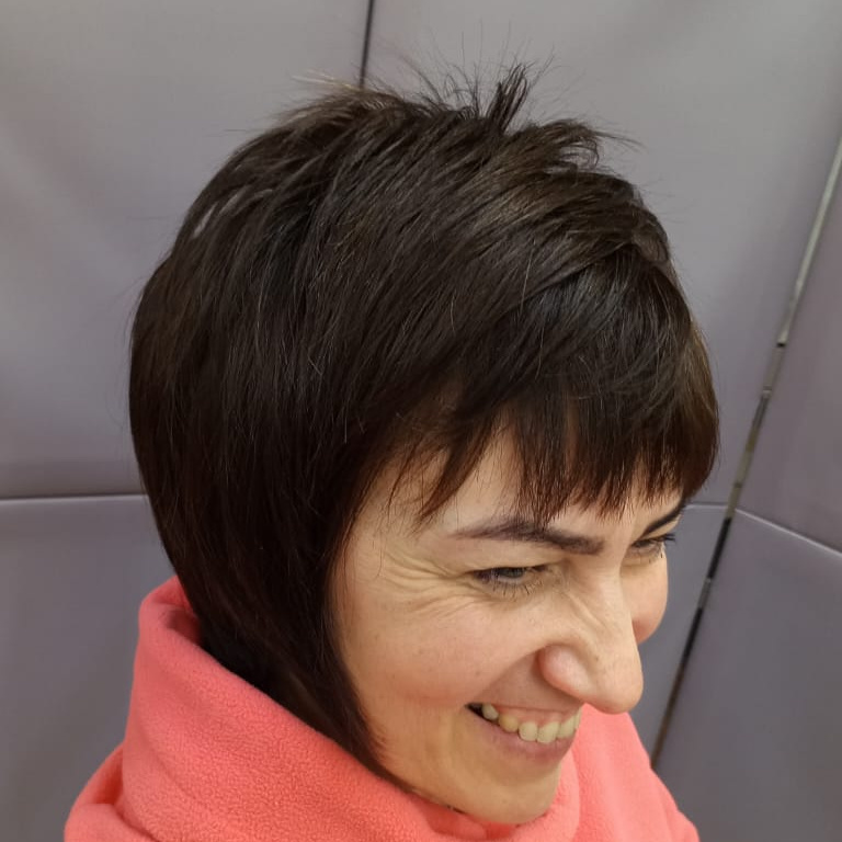 Окрашивание в один тон на короткие волосы (дополнительно оплачиваются расходные материалы)