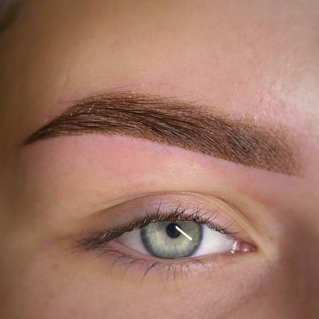 Перманентный макияж бровей