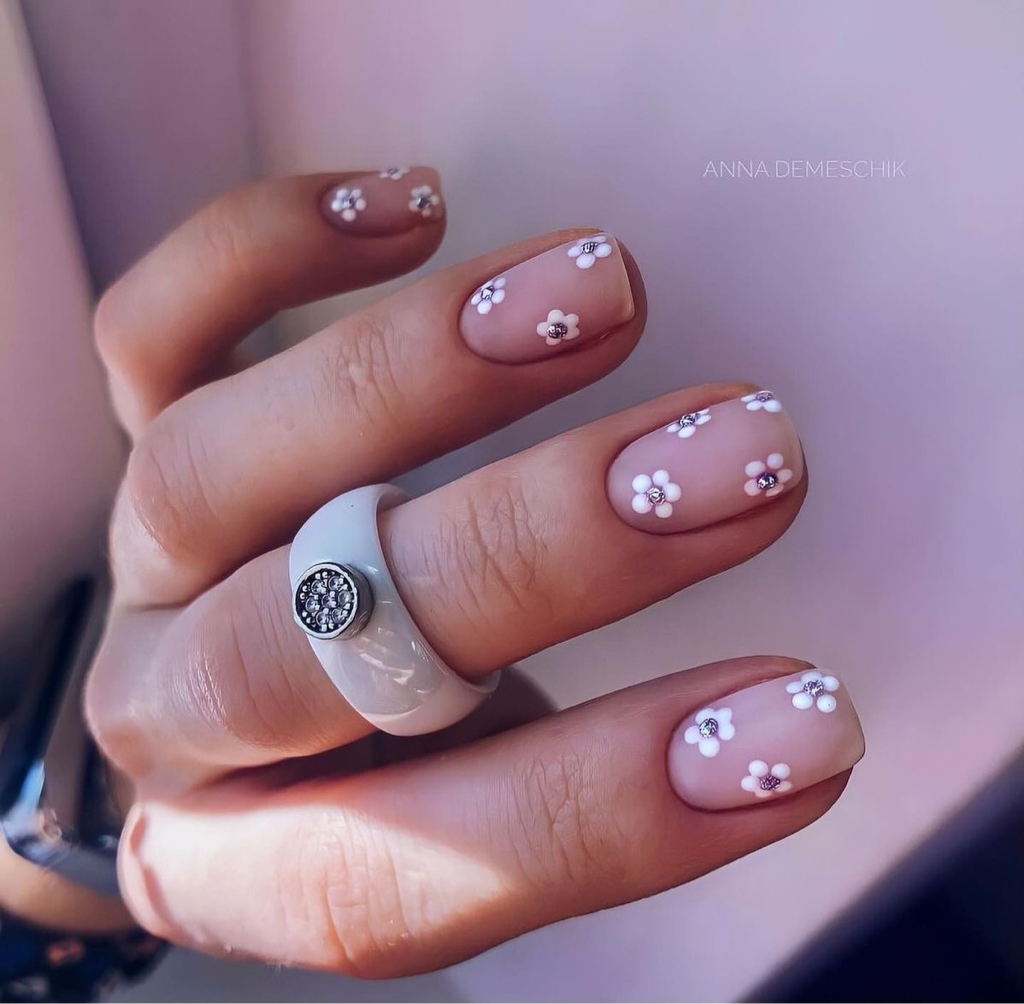 Детский маникюр с дизайном стемпинг