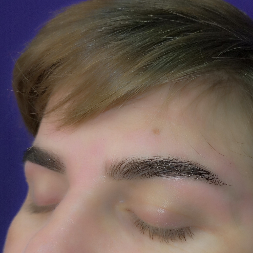 Стрижка бровей