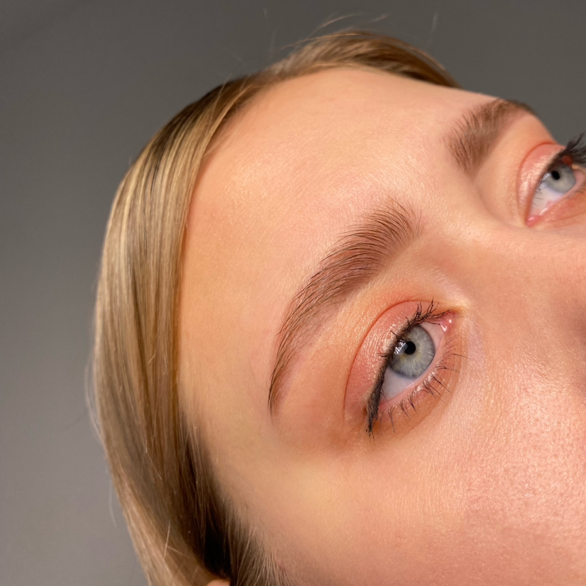 Осветление бровей