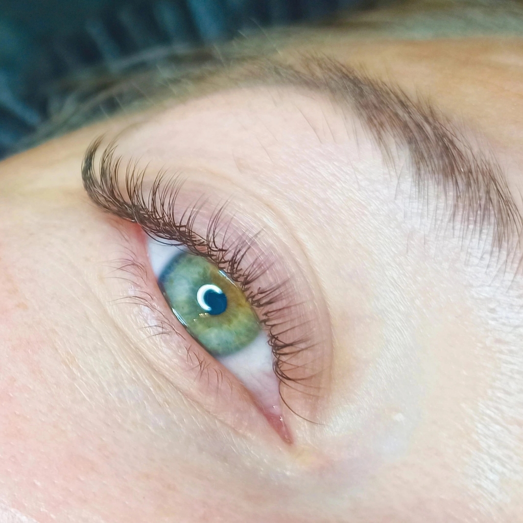 Наращивание ресниц классика