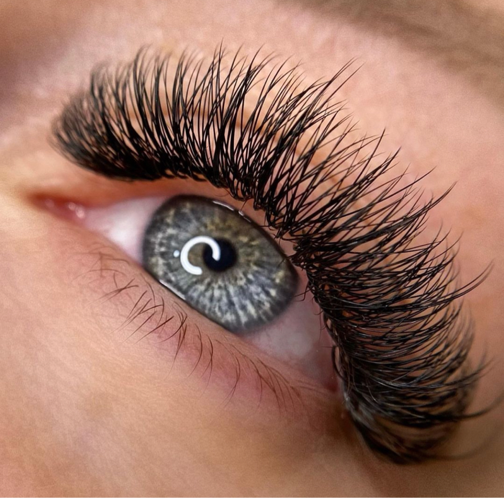 Наращивание ресниц 3d