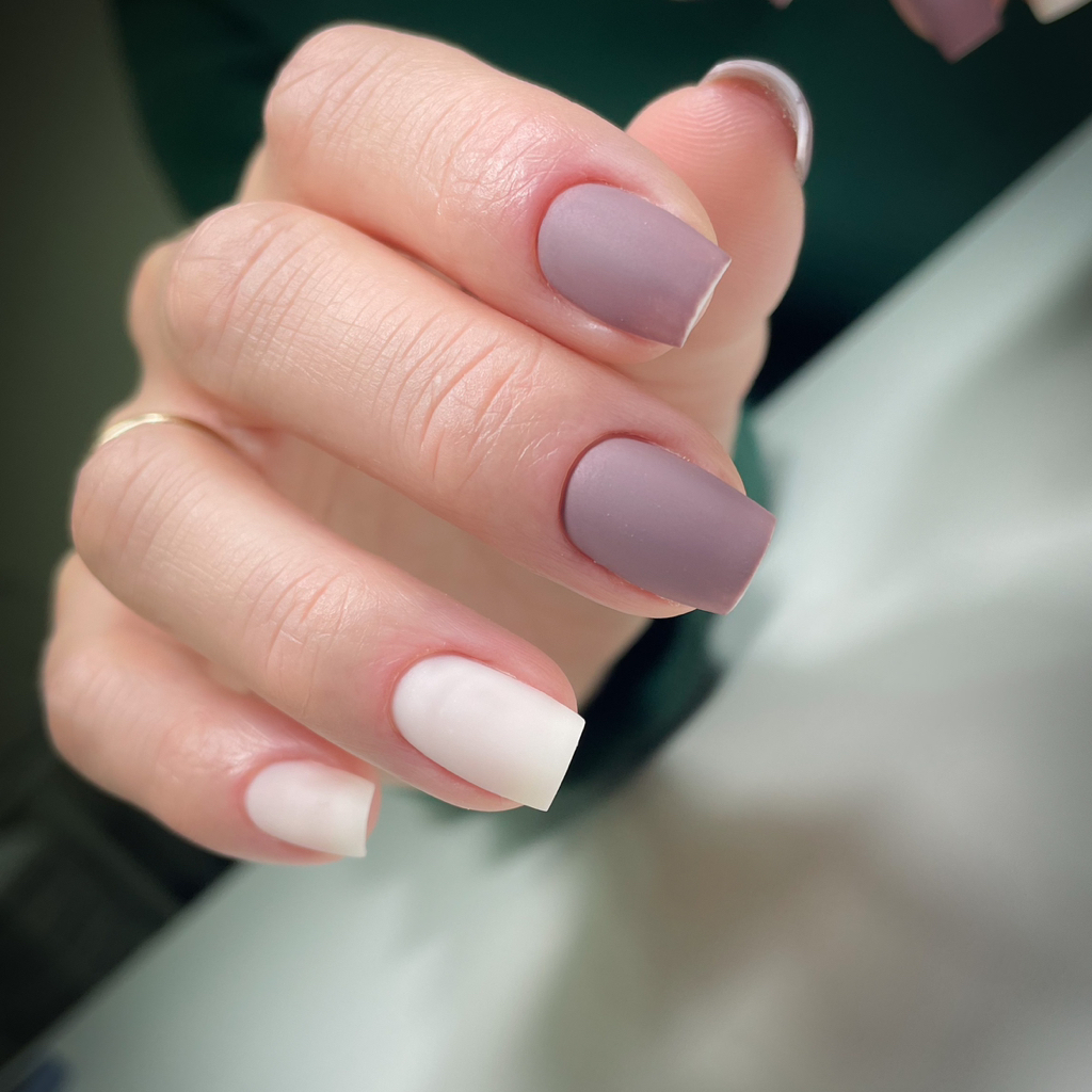 Маникюр с покрытием и выравниванием с помощью верхних форм