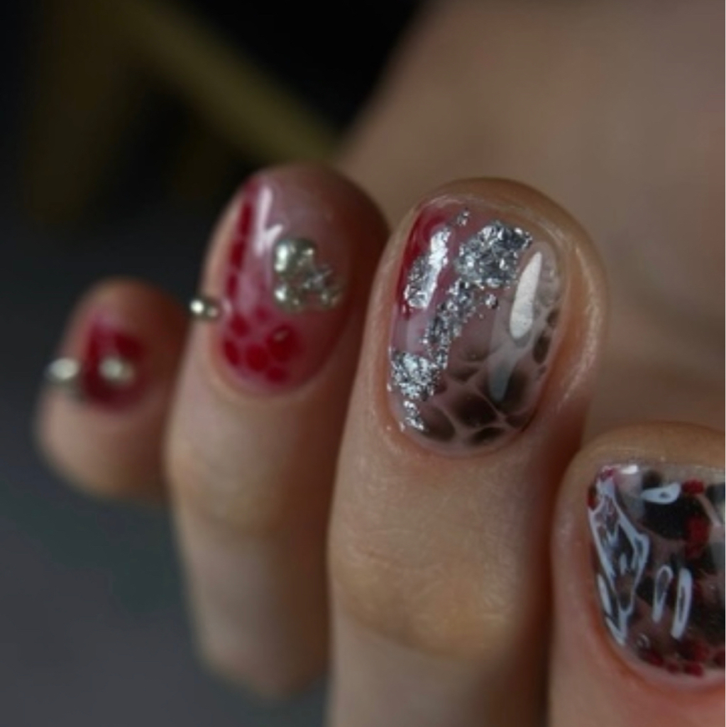 Маникюр с покрытием+дизайн до 4 пальчиков