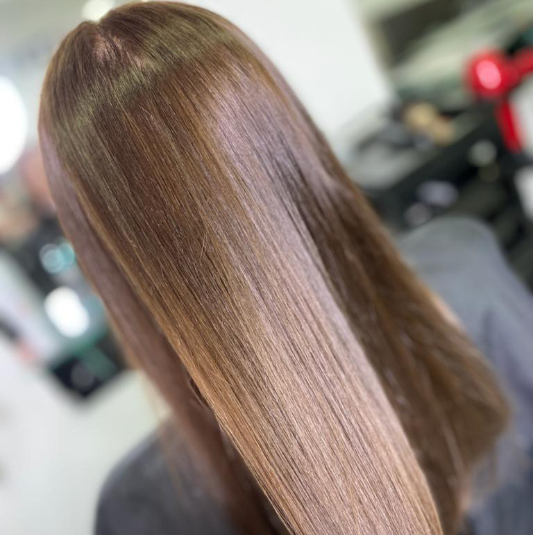 Окрашивание волос в один тон (средняя длина волос, до плеч)