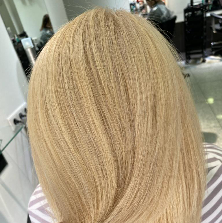 Окрашивание волос (осветление корней)