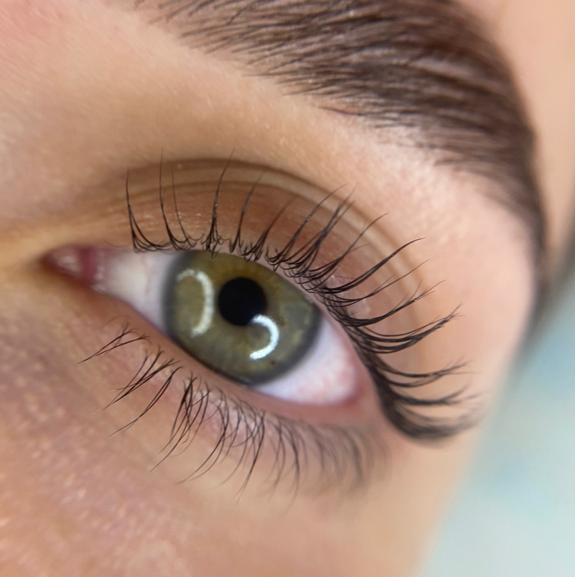 Ламинирование ресниц (окрашивание верхних и нижних ресниц и протеиновое восстановление входят в стоимость)