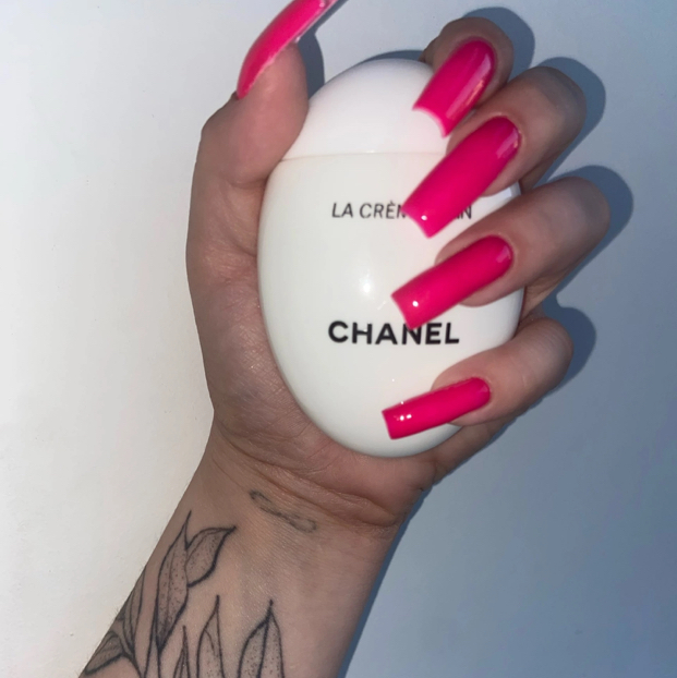 Наращивание ногтей с однотонным покрытием