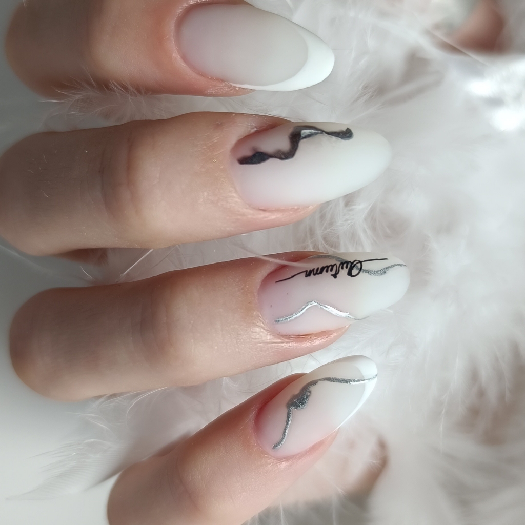 Наращивание маленькая и средняя длинна с выполнением однотонного покрытия/лёгкого дизайна