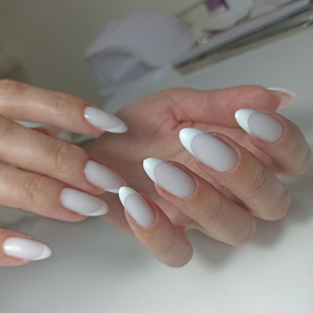 Дизайн: французский маникюр, втирка , стразы и тд