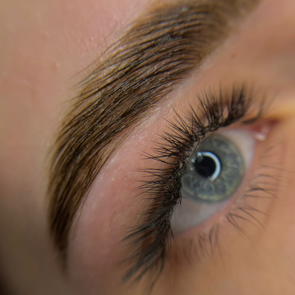 Ламинирование бровей с окрашиванием и коррекцией